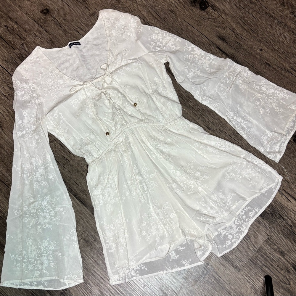 White Lace Boho Romper with Bell Sleeves Lace up Style NWOT Size Medium